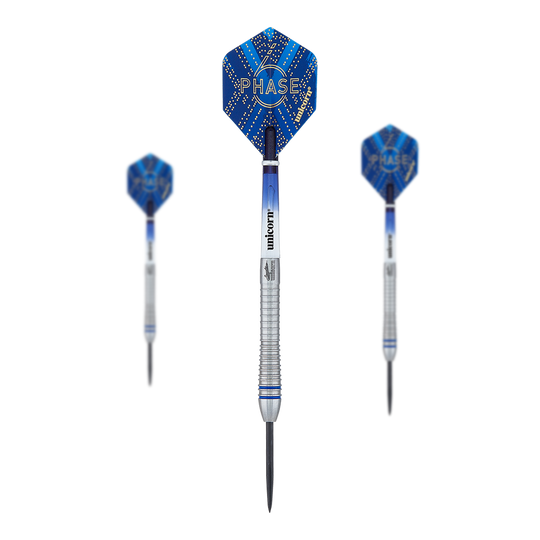 Unicorn Fase 6 Wereldkampioen Gary Anderson Steeldarts Das Bild zeigt drei Steeldarts des Modells „Unicorn Phase 6 World Champion Gary Anderson“. Die Darts haben blaue Flights mit dem Schriftzug „Phase 6“ und silberne, gerillte Barrels.