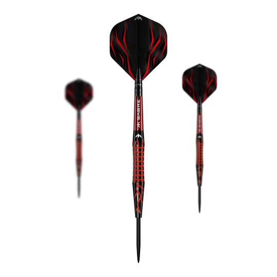 Missie Lava Steeldarts Das Bild zeigt die Mission Lava Steeldarts mit einem auffälligen roten und schwarzen Design. In der Mitte ist ein Dartpfeil von vorne zu sehen, während links und rechts seitliche Ansichten dargestellt sind.