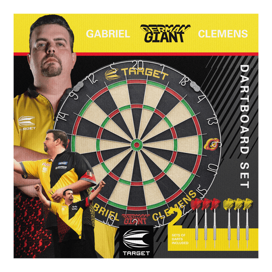 Target Gabriel Clemens stalen dartbordset Das Bild zeigt das "Target Gabriel Clemens Steeldartboard Set" mit einem großen Dartboard in der Mitte. Rechts unten sind zwei Sets von Darts abgebildet, und im Hintergrund sieht man Bilder von Gabriel Clemens.