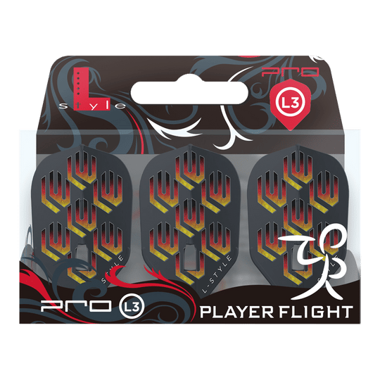 Das Bild zeigt die "L-Style Lukas Wenig V1 Black L3PRO Flights" in ihrer Verpackung. Die Flights sind schwarz mit einem rot-gelben Muster und dem Schriftzug "L-Style".