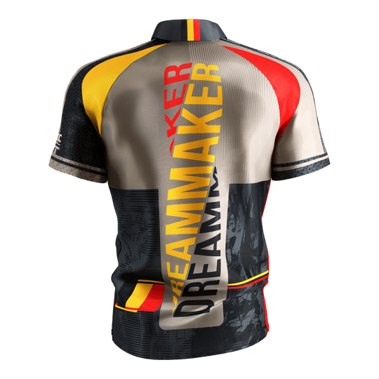 Dies ist das Target Coolplay Dimitri Van Den Bergh 2025 Dartshirt. Auf der Rückseite steht in großen Buchstaben "DREAMMAKER" und das Shirt hat auffällige Farben in Gelb, Rot und Schwarz.