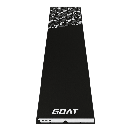 Dies ist ein schwarzer Dartteppich mit dem weißen GOAT-Logo am unteren und oberen Rand. Am unteren Ende ist zudem eine Markierung mit der Aufschrift "2.37M" zu sehen.