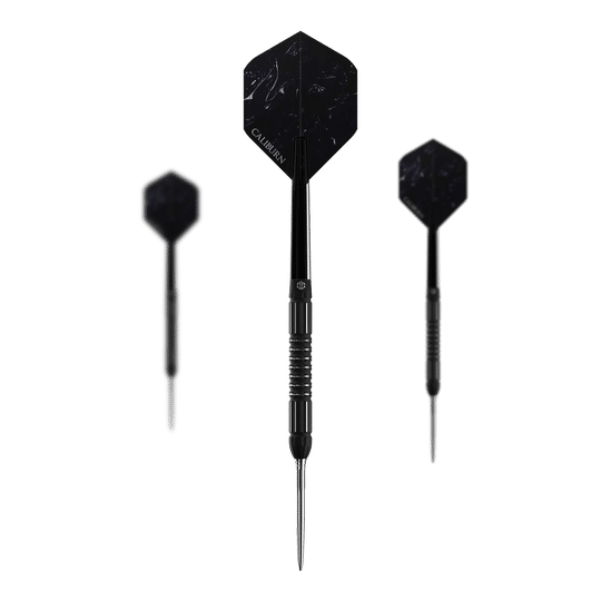Das Bild zeigt drei schwarze Steeldarts des Produkts „Caliburn Sword S2 Steeldarts“. In der Mitte ist ein Dartpfeil von vorne zu sehen, links und rechts sind sie von der Seite dargestellt.