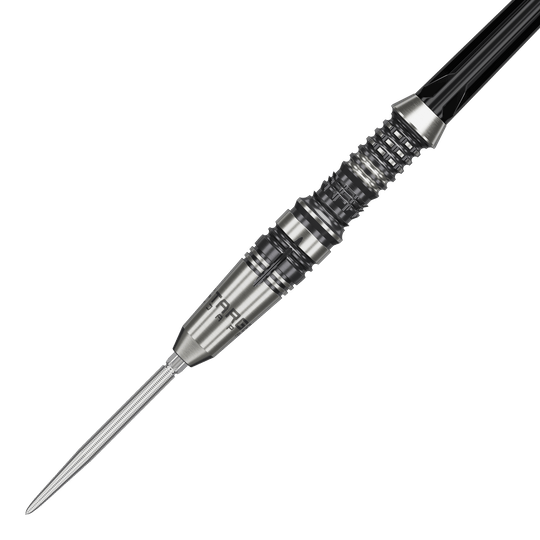 Das Bild zeigt einen Target Japan Black Marque Heracles Steeldart. Der Dart hat ein silbernes, fein geriffeltes Design mit schwarzen Akzenten.