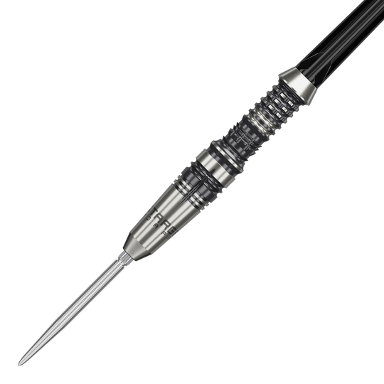 Target Japan Zwart Merk Heracles Steeldarts Das Bild zeigt einen Target Japan Black Marque Heracles Steeldart. Der Dart hat ein silbernes, fein geriffeltes Design mit schwarzen Akzenten.