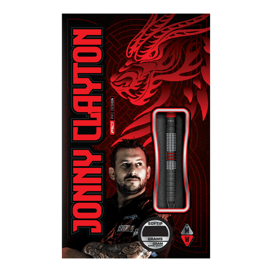 Die Abbildung zeigt die Verpackung der „Red Dragon Jonny Clayton Hiraeth Softdarts - 20g“. Auf der Vorderseite sind der Dart, ein Porträt von Jonny Clayton und ein roter Drachen als Design-Element zu sehen.