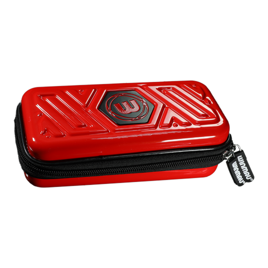 Winmau Armor G1 Dart-portemonnee Das Bild zeigt ein rotes Dart-Etui mit einem schwarzen Reißverschluss. Auf der Oberseite befindet sich ein eingeprägtes Muster und das Winmau-Logo.