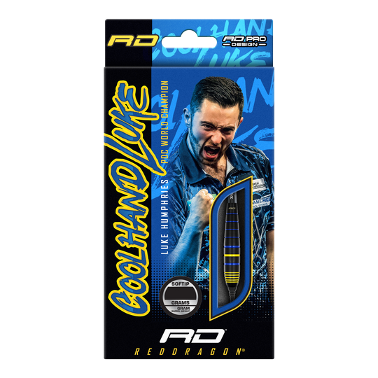 Red Dragon Luke Humphries Wereldkampioen Messing Softdarts - 20g Auf der Verpackung ist der Red Dragon Luke Humphries World Champion Brass Softdart mit 20g zu sehen. Im Hintergrund befindet sich ein jubelnder Mann in blauem Hemd.