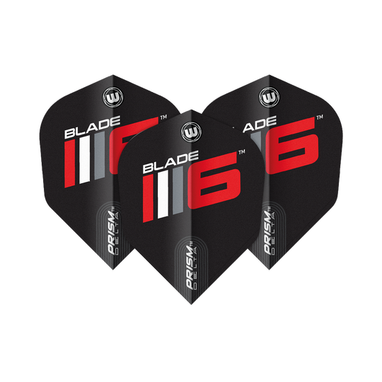 Das Bild zeigt drei schwarze Dart-Flights mit der Aufschrift „BLADE 6“ in Rot und Weiß. Unten auf den Flights steht „PRISM DELTA“.