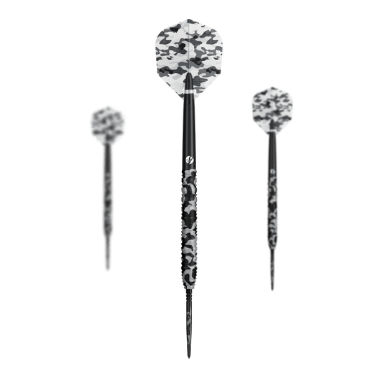 Abgebildet ist ein Set Shot Camo Polar TurboPoint Steeldarts. Die Darts sind aufgereiht und dekorativ gestaltet.