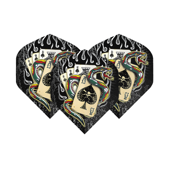 Alchemie Slang van Schoppen Nr. 2 Standaard Vluchten Das Bild zeigt drei Dartflights mit einem auffälligen Design. Auf den Flights sind Spielkarten, eine bunte Schlange und Flammen abgebildet.
