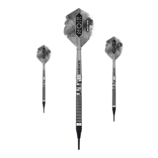 Unicorn Noir Gary Anderson Fase 5 Zachte Darts Das Bild zeigt drei Softdarts der Marke „Unicorn Noir Gary Anderson Phase 5“. Die Darts haben ein elegantes, silber-schwarzes Design mit dem Schriftzug „NOIR“ auf den Flights.