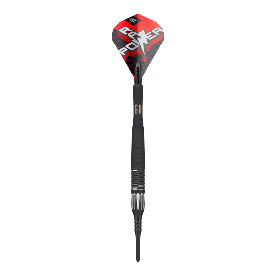 Dieses Bild zeigt einen Target Phil Taylor RAW Power 9Five GEN11 Softdart. Der Dart ist schwarz mit silbernen Akzenten und hat eine rote Flight mit der Aufschrift "RAW POWER".