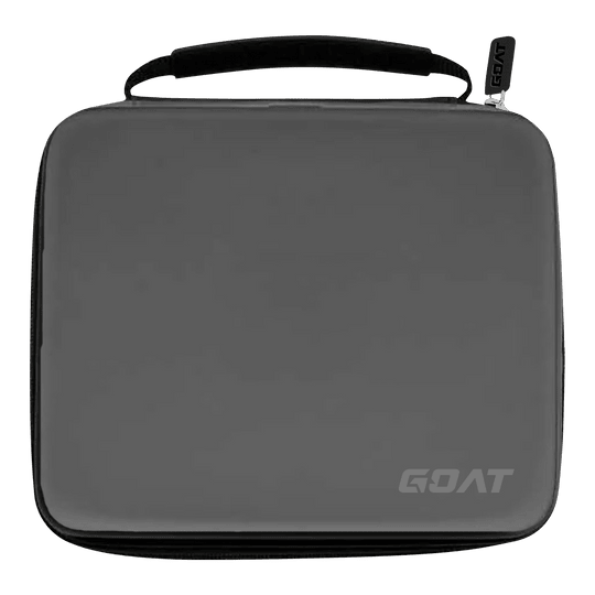 GOAT Locker XXL Dart Portemonnee Auf dem Bild ist ein graues Etui mit einem Griff und einem Reißverschluss zu sehen. In der rechten unteren Ecke befindet sich das Logo „GOAT“.