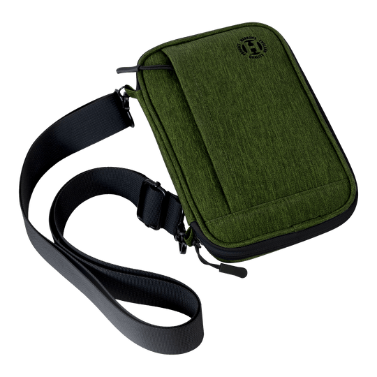 Harrows Smart Case XL dart portemonnee Auf dem Bild ist eine grüne Tragetasche mit einem schwarzen Schultergurt zu sehen. Die Tasche hat eine Klappe und wirkt robust und modern.