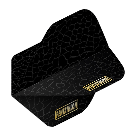Pentathlon Flights RT Weegschalen Das Bild zeigt das Produkt "Pentathlon RT Scales No2 Standard Flights". Die Flights sind schwarz mit einem dezenten Muster und dem goldenen "Pentathlon"-Logo.