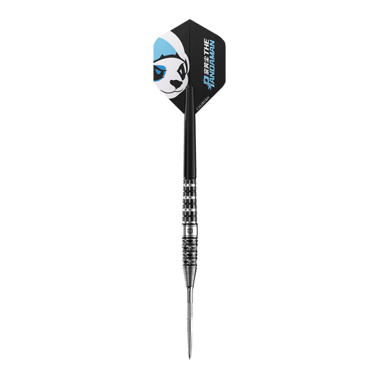 Das Bild zeigt einen Steeldart namens "Caliburn Player The Pandaman Advanced Steeldarts - 23g". Auf dem Flügel des Darts ist ein Panda-Gesicht mit blauen Akzenten abgebildet.