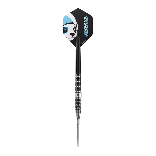 Caliburn Player De Pandaman Advanced Steeldarts - 23g Das Bild zeigt einen Steeldart namens "Caliburn Player The Pandaman Advanced Steeldarts - 23g". Auf dem Flügel des Darts ist ein Panda-Gesicht mit blauen Akzenten abgebildet.