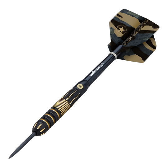 Das Bild zeigt einen Dartpfeil des Modells „Unicorn Top Brass V2 Steeldarts - 19g“. Der Pfeil ist schwarz-gold gestaltet und hat eine camouflagemusterte Flügelspitze mit der Aufschrift „TOP BRASS“.
