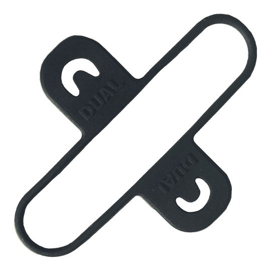 Das Bild zeigt ein schwarzes Kunststoffteil mit der Aufschrift "DUAL". Es handelt sich um einen Teil des Condor Dual Dartcase Belt 3-er Sets.