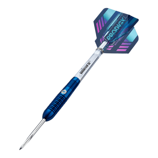 Unicorn Prodigy 02 Torpedo stalen darts Das Bild zeigt einen Unicorn Prodigy 02 Torpedo Steeldart. Der Dartpfeil hat ein blaues und silbernes Design mit einer farbigen Flights-Feder am Ende.