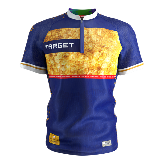 Target Coolplay Josh Rock Dart Shirt 2025 Zu sehen ist das Target Coolplay Josh Rock Dartshirt 2025. Das Shirt hat ein auffälliges und sportliches Aussehen.