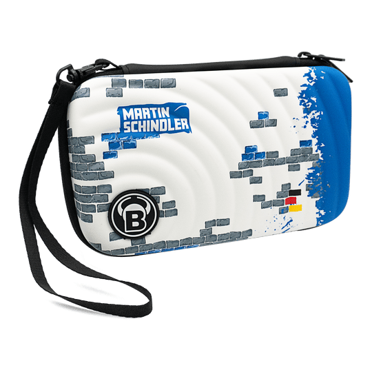 Dies ist das Bulls Orbis XL Martin Schindler Dartcase. Es ist weiß mit blauen und grauen Ziegelmotiven und trägt den Namen "Martin Schindler" sowie ein schwarzes Bulls-Logo.