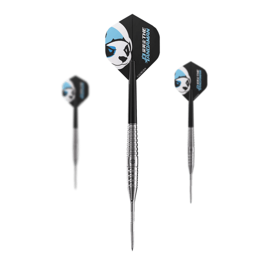 Das Bild zeigt drei Steeldarts des Produkts "Caliburn Player The Pandaman Essential Steeldarts - 23g". Auf den Flights ist ein Panda-Gesicht mit blauen Akzenten abgebildet.