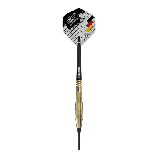Bulls Martin Schindler The Wall Brass Softdarts - 18g Auf dem Bild ist der Softdart "Bulls Martin Schindler The Wall Brass Softdarts - 18g" zu sehen. Der Dart hat eine goldfarbene Griffzone und ein Flight-Design mit Mauer- und Deutschlandfarben.
