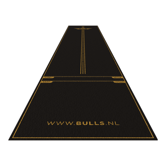 Der Bulls NL Advantage Dartteppich ist ein schwarzer Teppich mit gelben Markierungen und Linien für das Dartspiel. Am unteren Rand steht in großen Buchstaben die Website "www.bulls.nl".