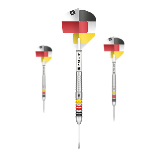 Target Gabriel Clemens 80% Steeldarts Das Bild zeigt drei Steeldarts der Marke "Target Gabriel Clemens 80%". Die Flights sind mit den Farben der deutschen Flagge gestaltet und die Barrels haben farbige Ringe.