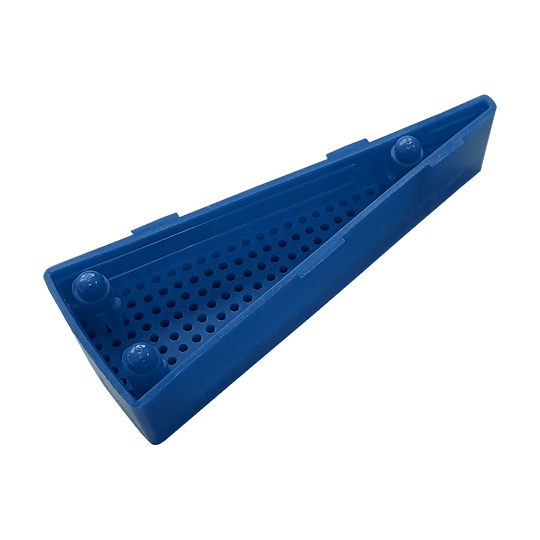 Das Bild zeigt ein blaues, dreieckiges Ersatzfeld für das Granboard 132. Das Feld hat zahlreiche kleine Löcher und mehrere runde Befestigungspunkte.