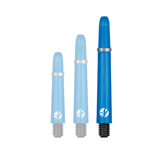 Shot Koi Carbon Shafts - Blauw Auf dem Bild sind drei blaue Dart-Schäfte in verschiedenen Längen zu sehen. Sie haben am unteren Ende ein schwarzes Gewinde und ein silberner Ring auf jedem Schaft.