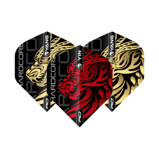 Red Dragon Jonny Clayton Goud Rode Yin Yang Standaardvluchten Das Bild zeigt drei Dart-Flights mit einem auffälligen Yin-Yang-Design in Gold und Rot. In der Mitte ist ein roter Tigerkopf auf schwarzem Hintergrund zu sehen, die beiden äußeren Flights zeigen goldene Tigerköpfe.