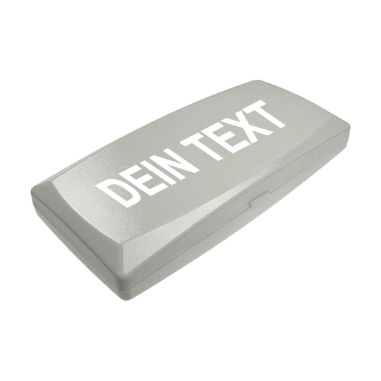 ABS-doos met eigen bedrukking Auf dem Bild ist eine graue Kunststoffbox zu sehen. Auf dem Deckel steht in großen weißen Buchstaben "DEIN TEXT".