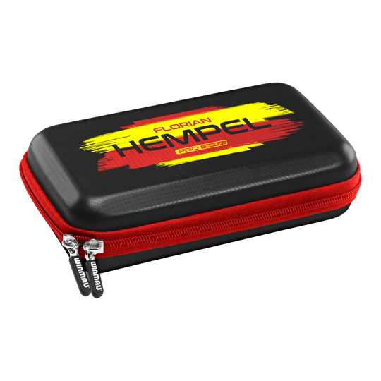 Winmau Florian Hempel Tour Edition dartkoker Das Bild zeigt das Winmau Florian Hempel Tour Edition Dartcase. Das Etui ist schwarz mit einem roten Reißverschluss und einem gelb-roten Aufdruck.