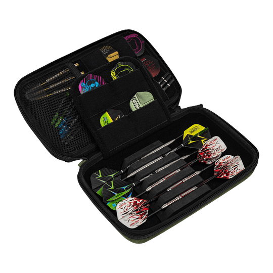 Harrows Smart Case XL dart portemonnee Das Bild zeigt ein offenes Dart-Etui mit mehreren Fächern. Darin befinden sich drei zusammengesetzte Darts sowie diverses Dart-Zubehör und Ersatzteile.