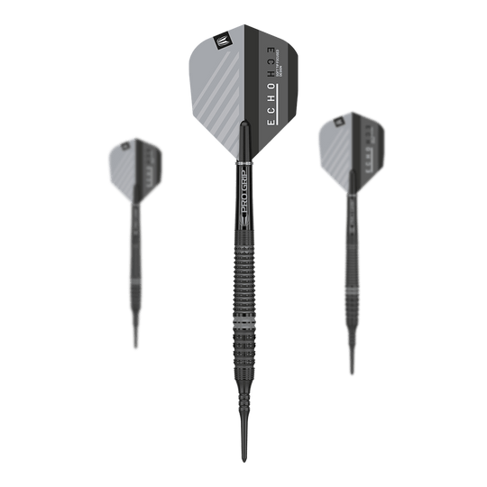Target Echo 14 zachte darts Das Bild zeigt drei Softdarts des Modells "Target Echo 14", die nebeneinander angeordnet sind. Die Darts haben schwarze, geriffelte Griffe und silbergraue Flights mit schwarzem Akzent.