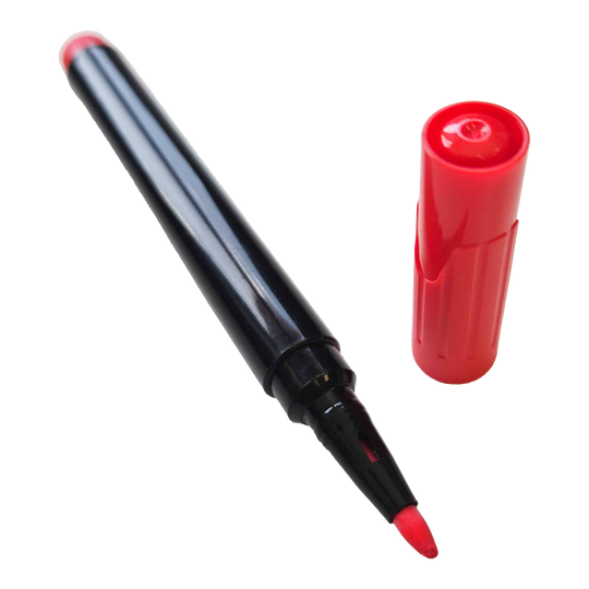 Bordmarker Auf dem Bild ist ein roter Boardmarker mit abgenommener Kappe zu sehen. Der Marker liegt schräg, und die rote Spitze ist gut erkennbar.