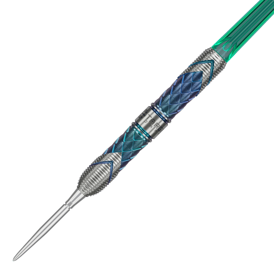 Dies ist ein Target Japan Kaze Series Ceros 03 Steeldart mit einem Gewicht von 24g. Der Dartpfeil hat ein auffälliges Design mit blauen und silbernen Mustern und einer grünen Kunststoff-Flightschaft.