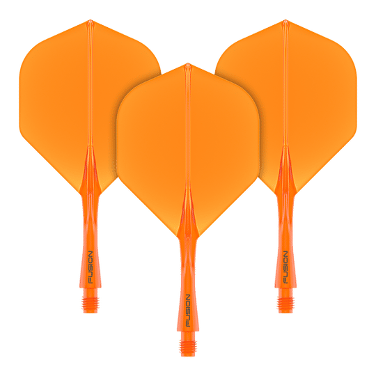 Auf dem Bild sind drei orangefarbene Dart-Flights mit Schäften zu sehen. Sie haben die Aufschrift "FUSION" am unteren Teil der Schäfte.