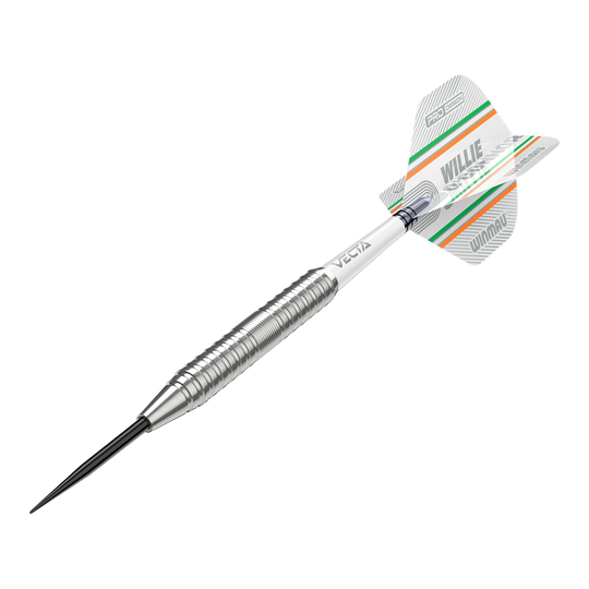 Winmau Willie O'Connor Steel Darts - 23g Das Bild zeigt einen silbernen Steeldartpfeil mit dem Namen "Winmau Willie O'Connor Steeldarts - 23g". Auf dem Flight sind grüne und orange Streifen sowie der Name "Willie O'Connor" zu sehen.