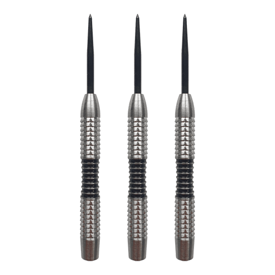 Das Bild zeigt drei silberne Steeldart-Barrels mit schwarzen Streifen in der Mitte. Sie sind von der Marke McDart und stehen nebeneinander aufrecht.