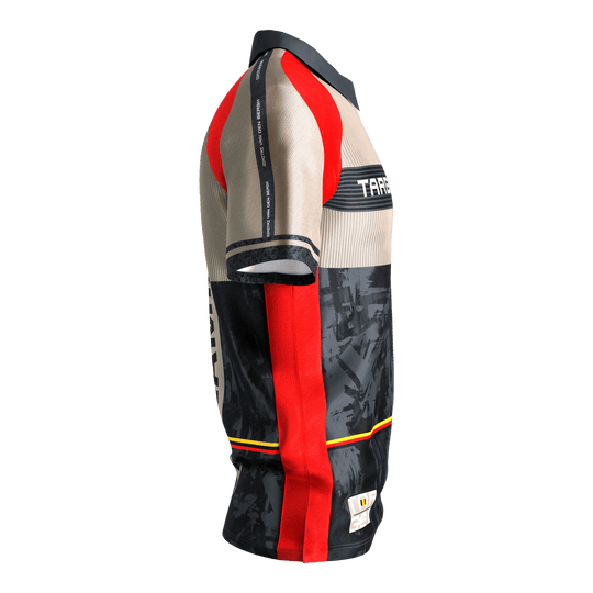 Target Coolplay Dimitri Van Den Bergh 2025 dartshirt Das Bild zeigt das "Target Coolplay Dimitri Van Den Bergh 2025 Dartshirt". Das Shirt ist in Beige, Schwarz, Rot und Gelb gestaltet und hat sportliche Designelemente.