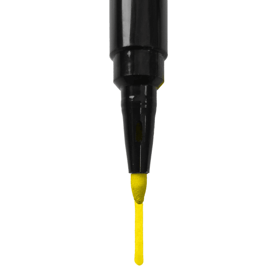 Das Bild zeigt die Spitze eines schwarzen Markers, der gelbe Tinte abgibt. Unter der Spitze ist ein gelber Strich zu sehen.