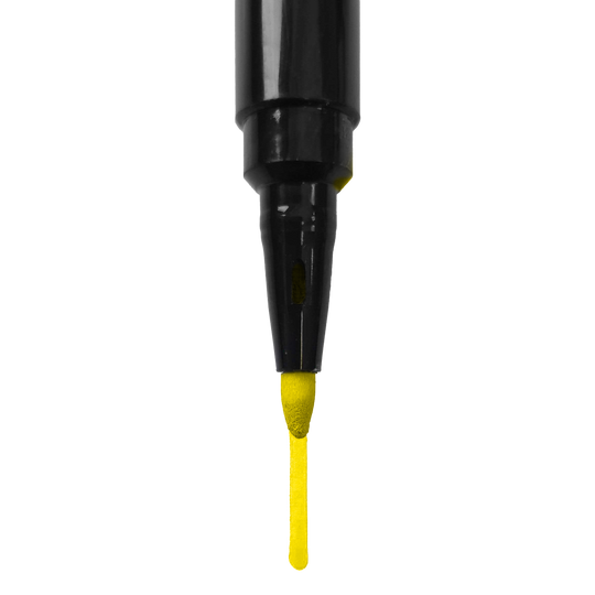 Bordmarker Das Bild zeigt die Spitze eines schwarzen Markers, der gelbe Tinte abgibt. Unter der Spitze ist ein gelber Strich zu sehen.