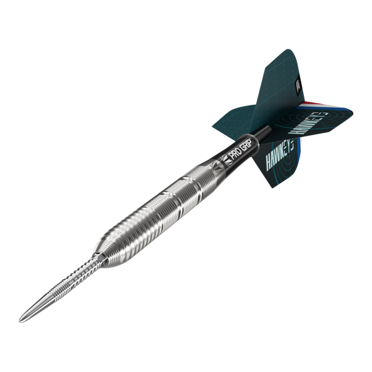 Target Kevin Doets GEN1 Swiss Point Steeldarts - 23g Das Bild zeigt einen Target Kevin Doets GEN1 Swiss Point Steeldart mit 23g Gewicht. Der Dartpfeil hat einen silbernen, geriffelten Barrel und moderne Flights in Blau und Schwarz.