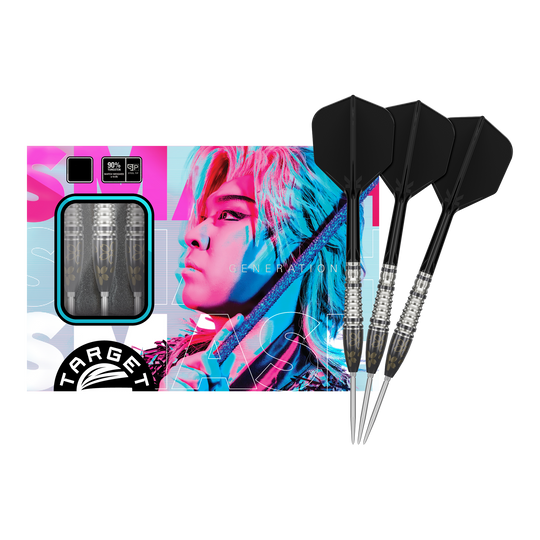 Das Bild zeigt ein Set von Target Japan Junya Koikawa Charm Smash GEN3 Swiss Point Steeldarts mit einem Gewicht von 23g. Auf der Verpackung ist ein farbenfrohes Porträt abgebildet, daneben sind drei schwarze Steeldarts zu sehen.