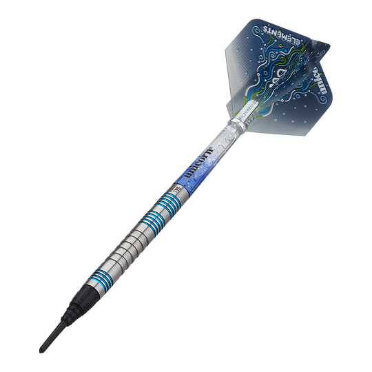Unicorn T95 Core XL Blauwe zachte darts Das Bild zeigt einen Unicorn T95 Core XL Blue Softdart. Der Dartpfeil hat ein silber-blaues Design mit auffälligen blauen Akzenten und einer verzierten Flights.