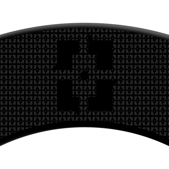 Das Bild zeigt eine Nahaufnahme des McDart Precision Nano Dartboard Surround. Die Oberfläche ist schwarz mit einem feinen, geometrischen Muster und einem zentralen Logo.